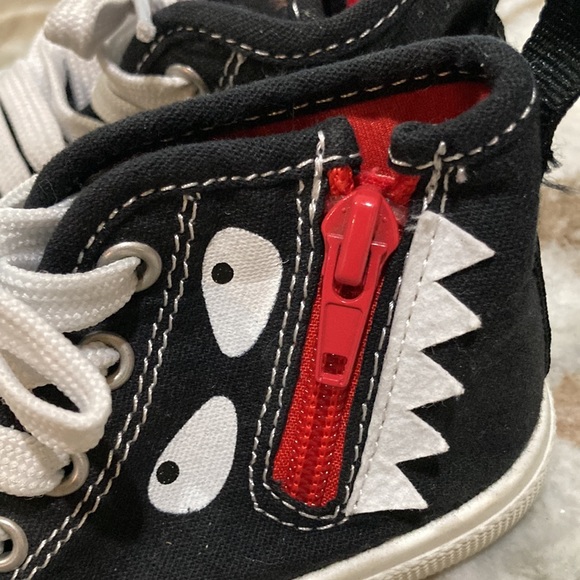 Carters sneakers. Size 7 little boy - Picture 2 of 5